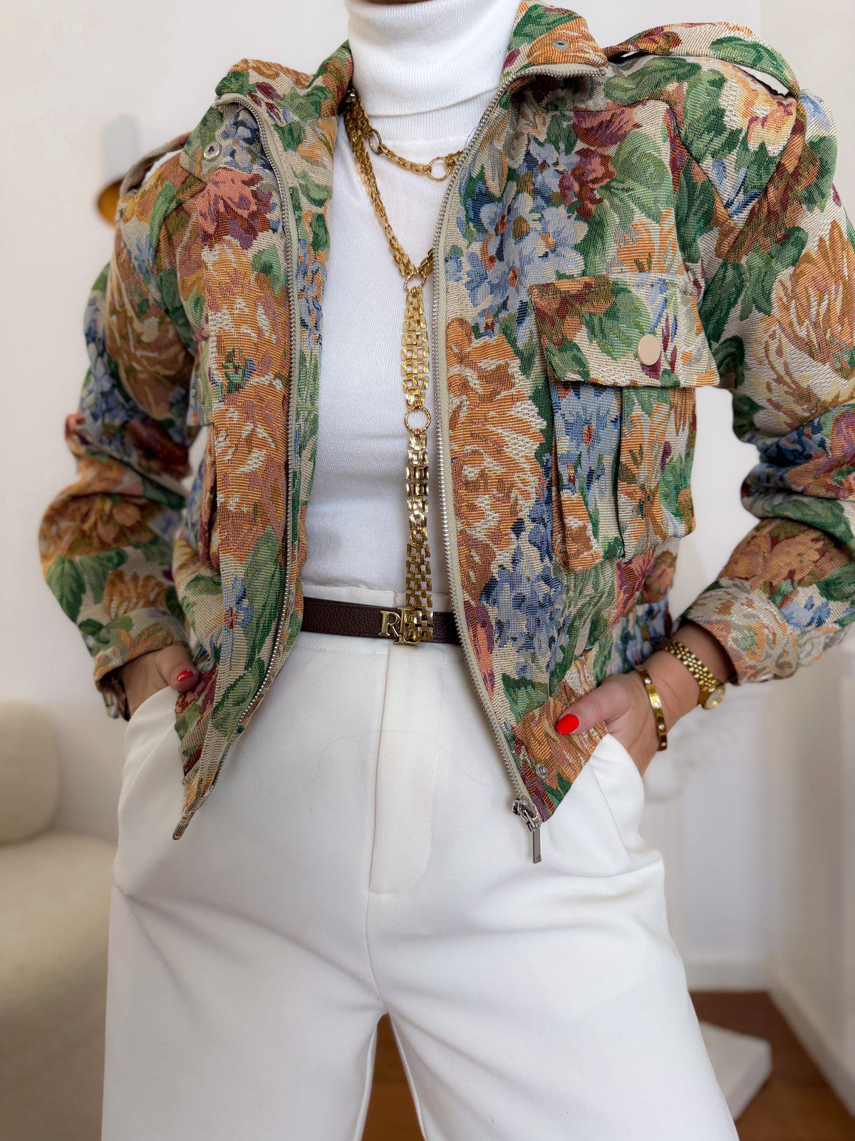 Casaco em jacquard floral com bolsos de pala