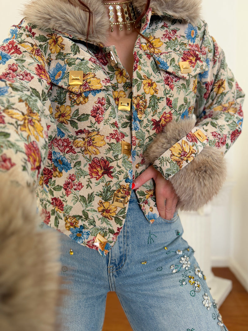 Casaco em jacquard floral com gola e punhos de pêlo removíveis