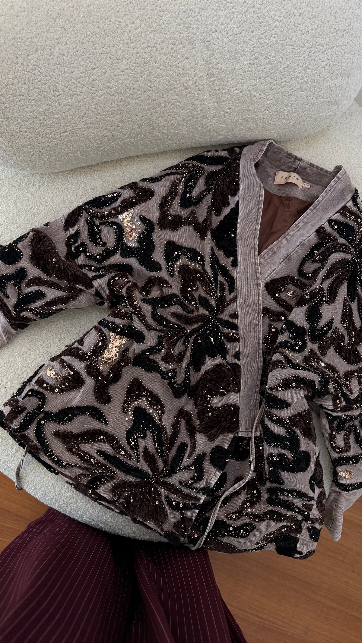Casaco Estilo Kimono com Flores em Relevo e Lantejoulas