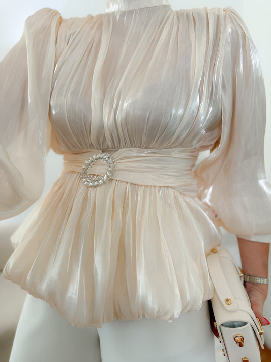 Blouse satinée à manches ballon et boucle en strass