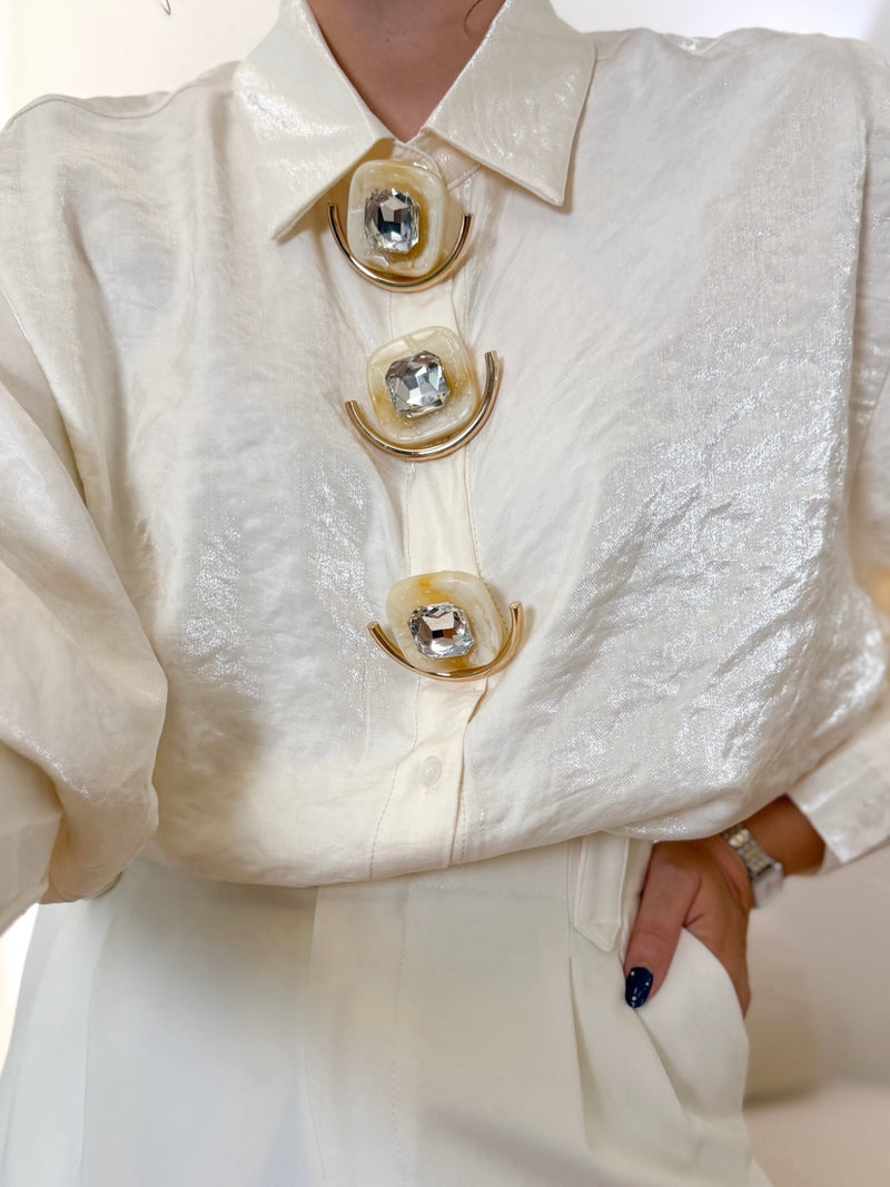 Blusa Marfim com alfinetes removíveis.