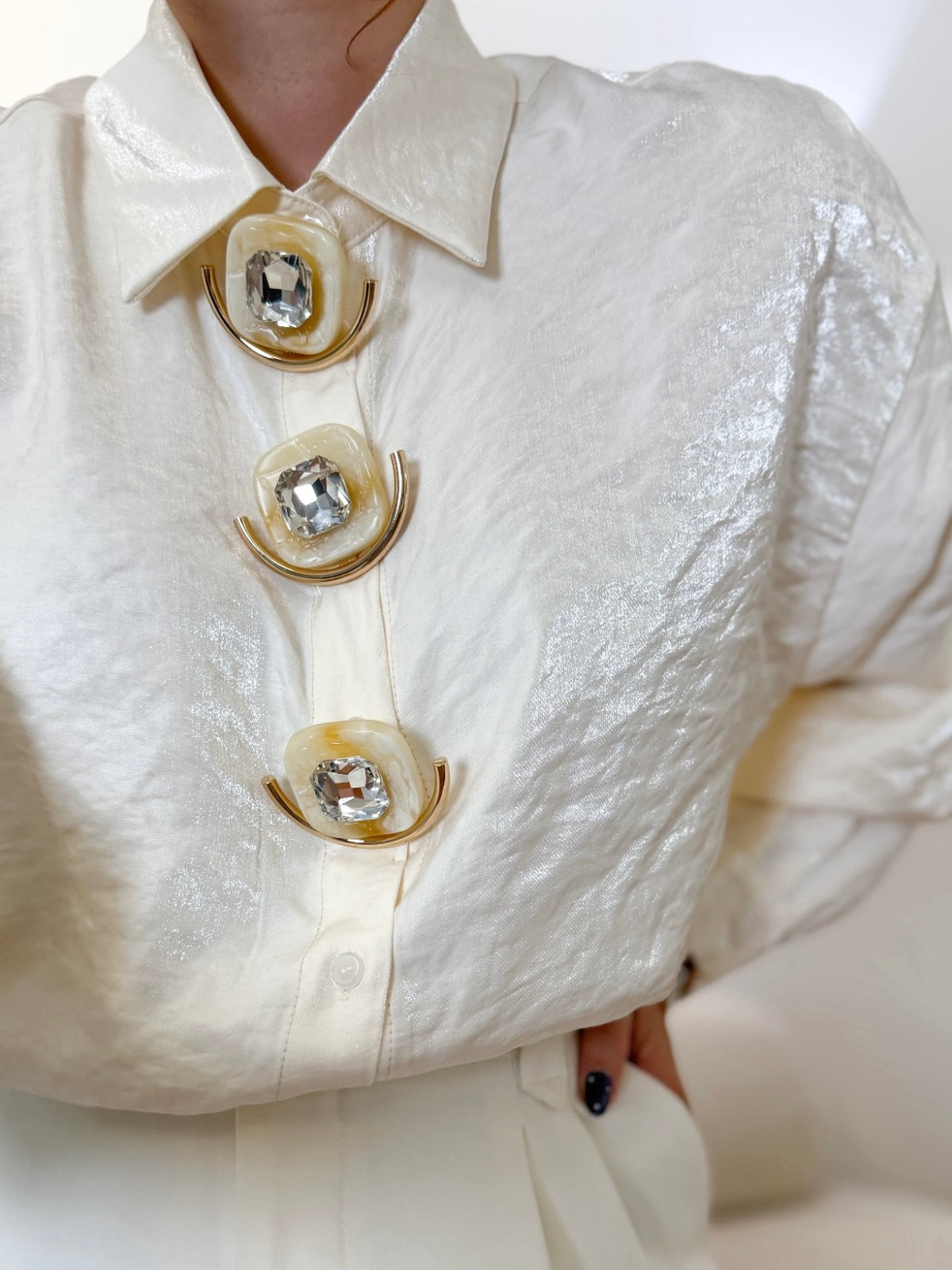 Blusa Marfim com alfinetes removíveis.