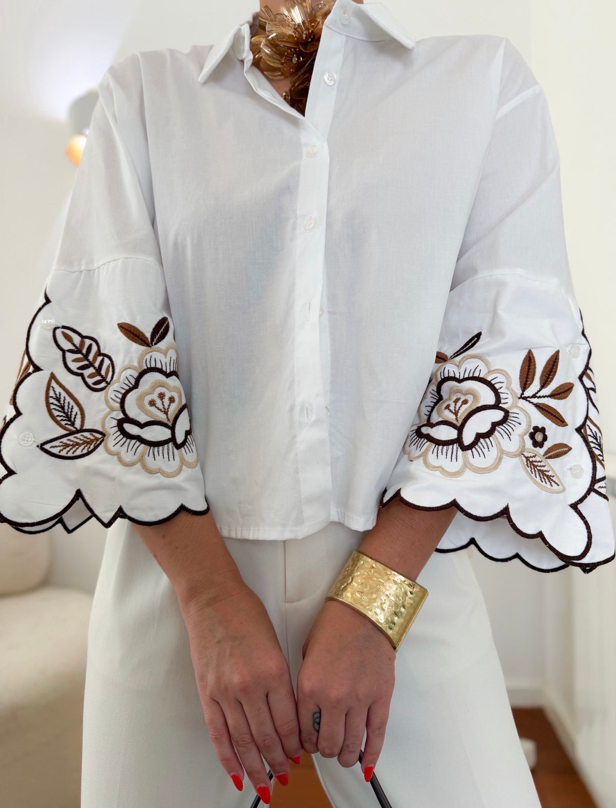 Camisa Branca com Mangas Largas e Bordados Florais