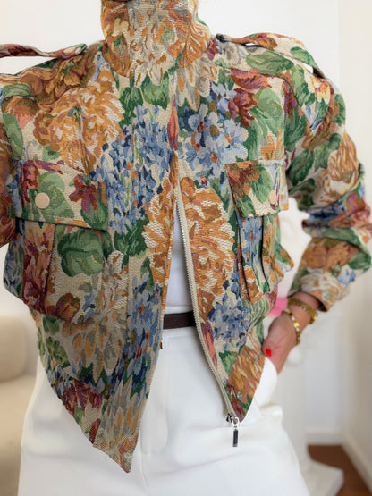 Casaco em jacquard floral com bolsos de pala