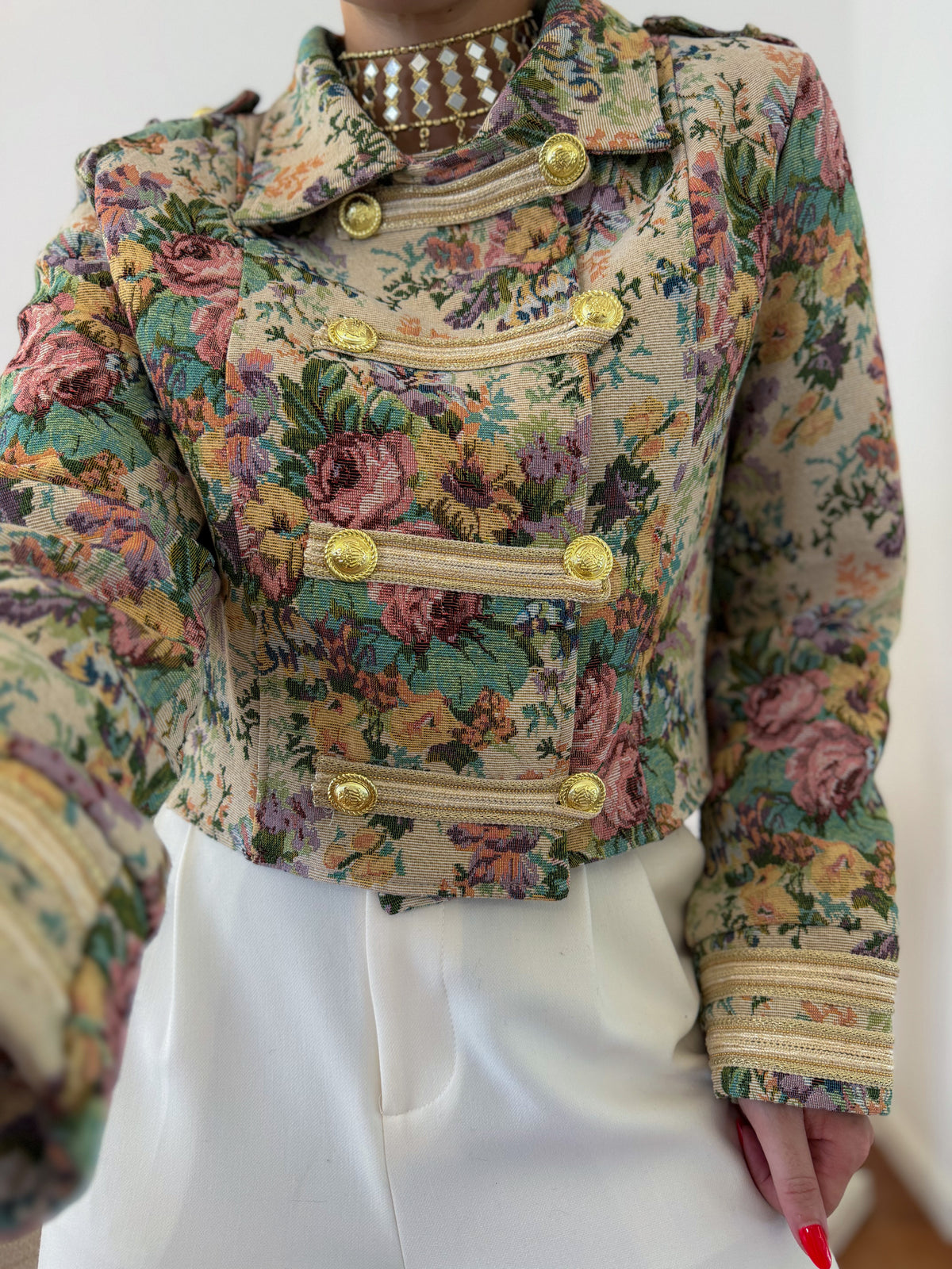 Casaco Floral Estilo Militar com Detalhes Dourados