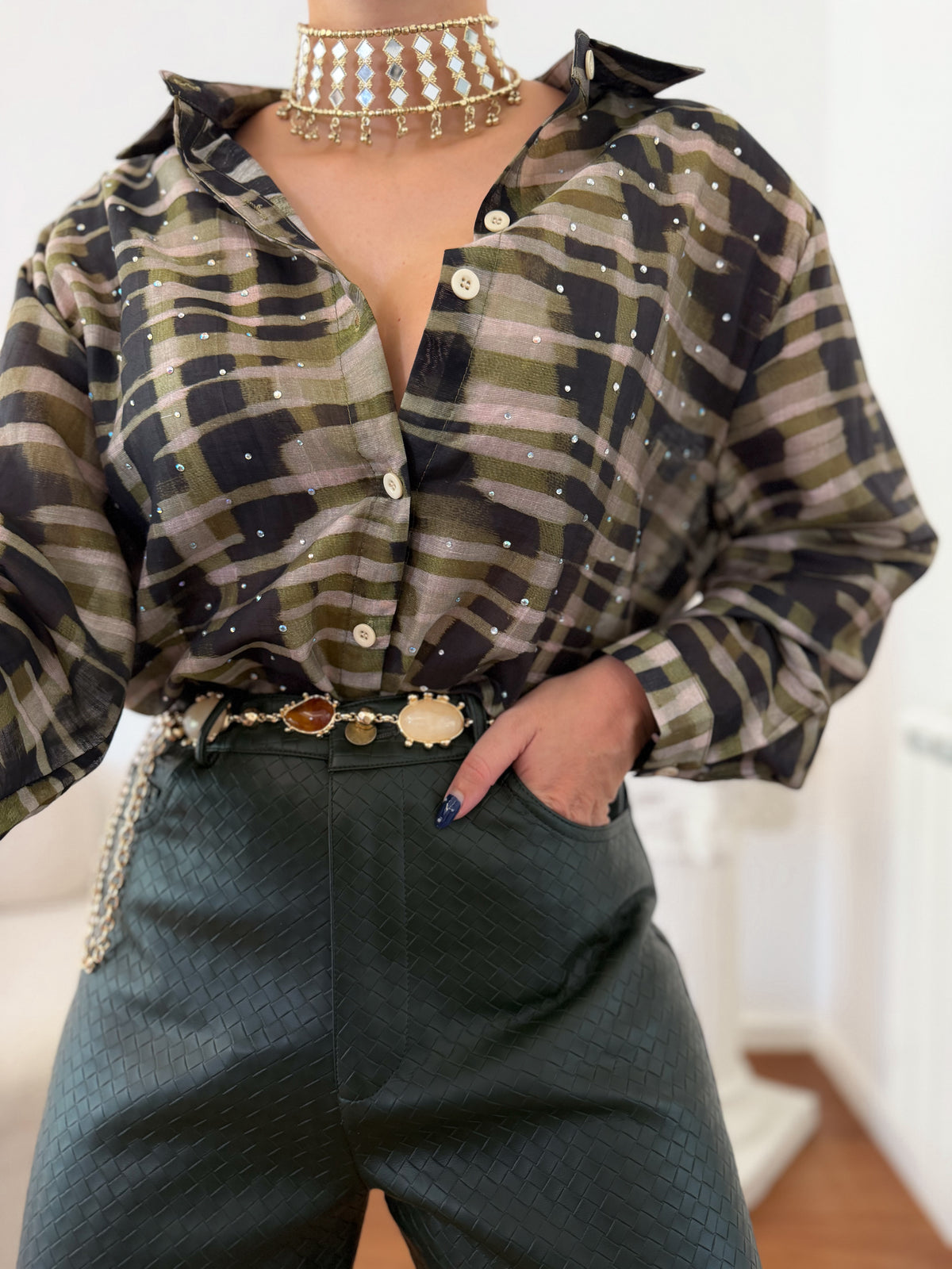Blusa com transparência e padrão