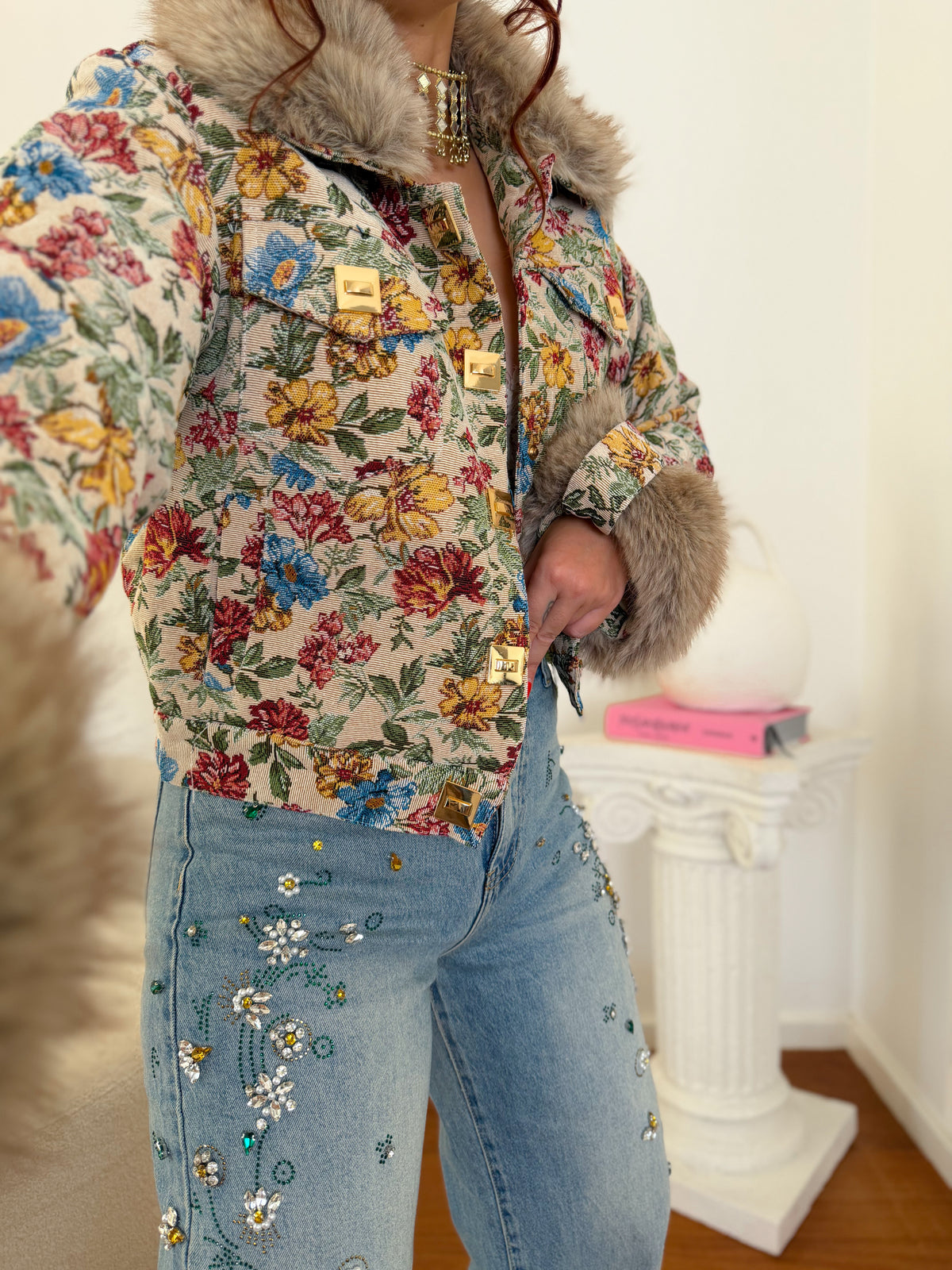 Casaco em jacquard floral com gola e punhos de pêlo removíveis