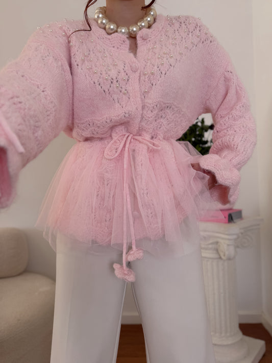 Veste en maille rose avec perles et tulle