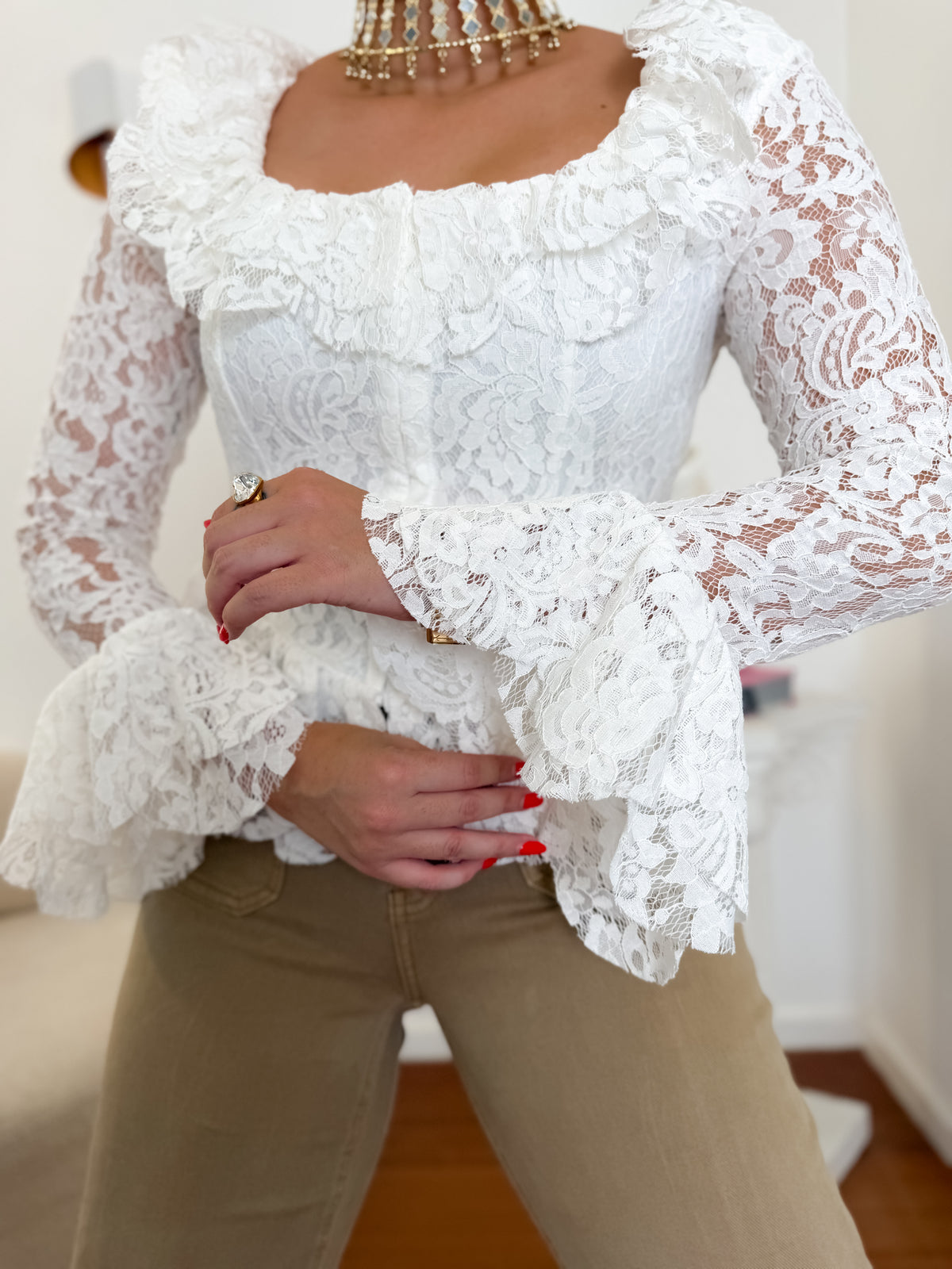 Blusa de Renda Floral com Folhos