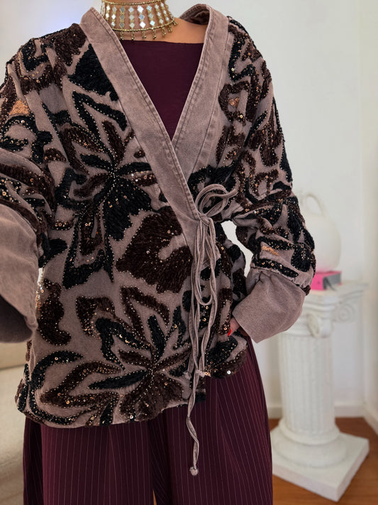 Giacca stile kimono con fiori in rilievo e paillettes