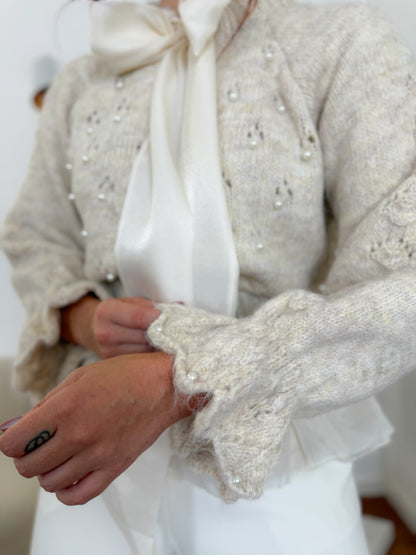 Camisola de malha com pérolas, laço e folhos