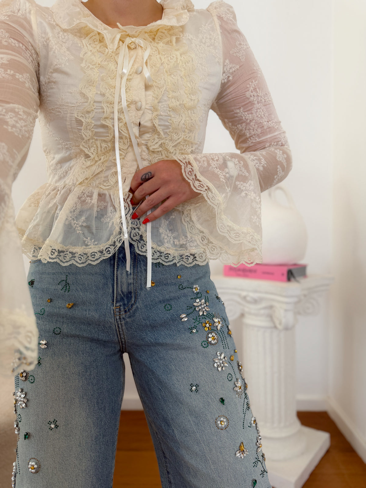 Blusa Vitoriana com Renda e Laço