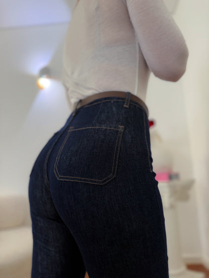 Jeans com cinta de compressão