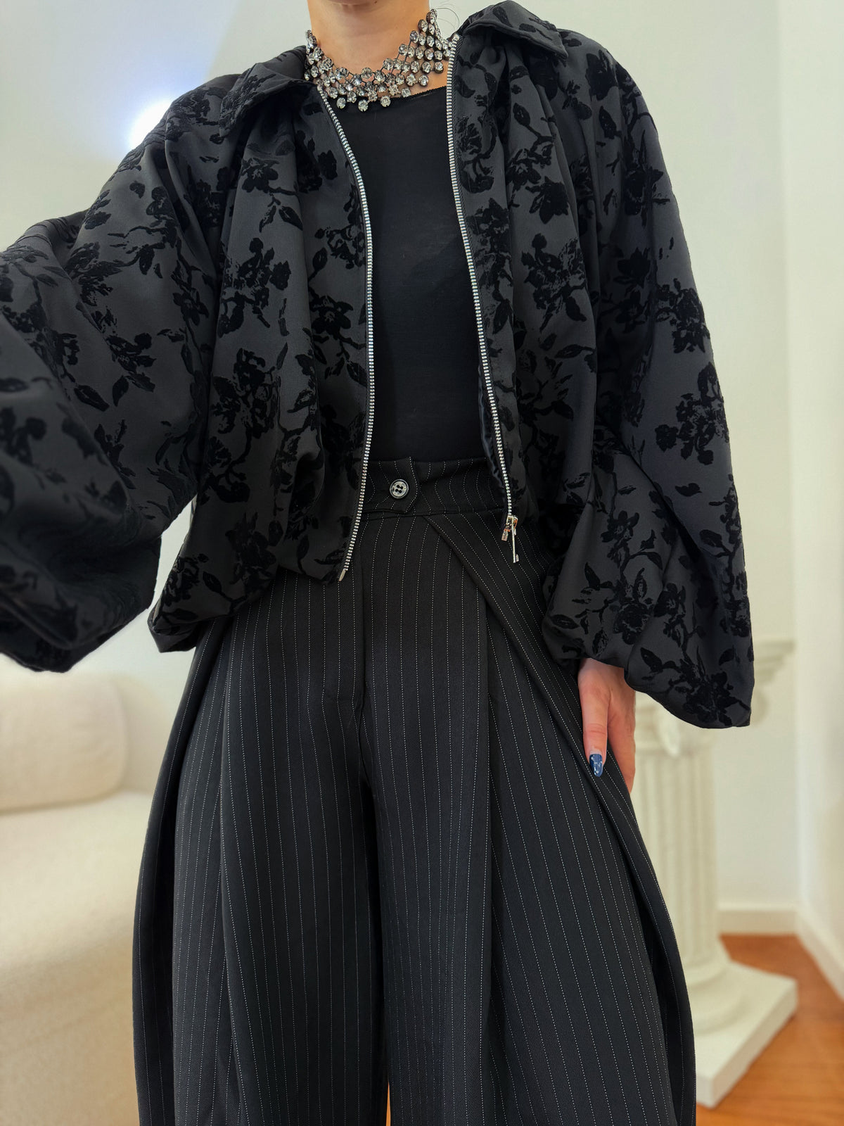 Bomber com flores aveludadas