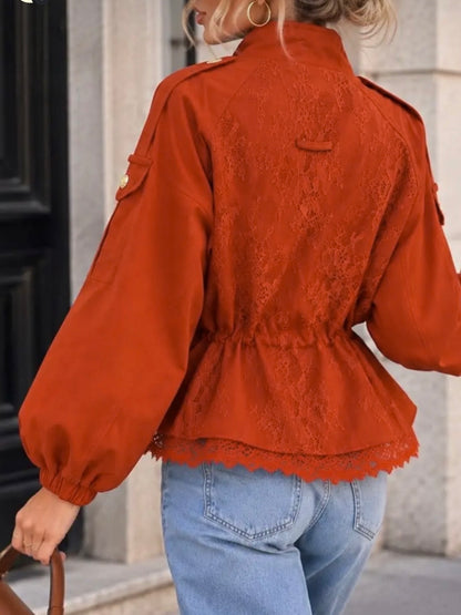 Manteau affinant la taille avec dentelle