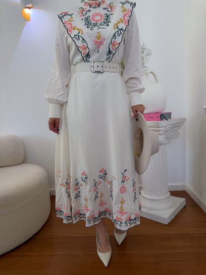 Robe Alberca brodée