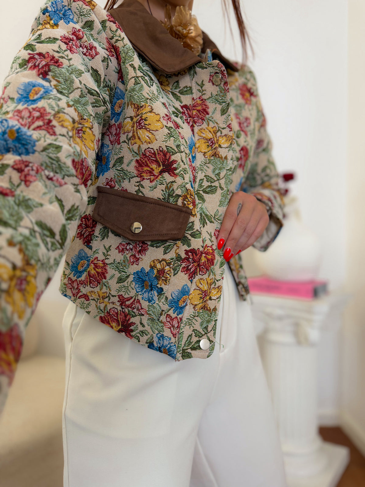 Casaco de jacquard floral com gola em contraste