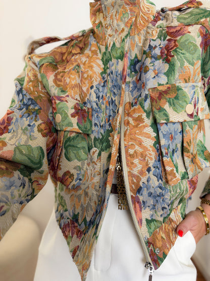 Casaco em jacquard floral com bolsos de pala