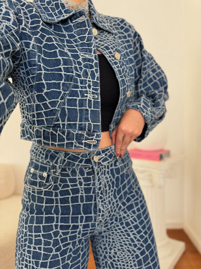 Casaco cropped com padrão de croco