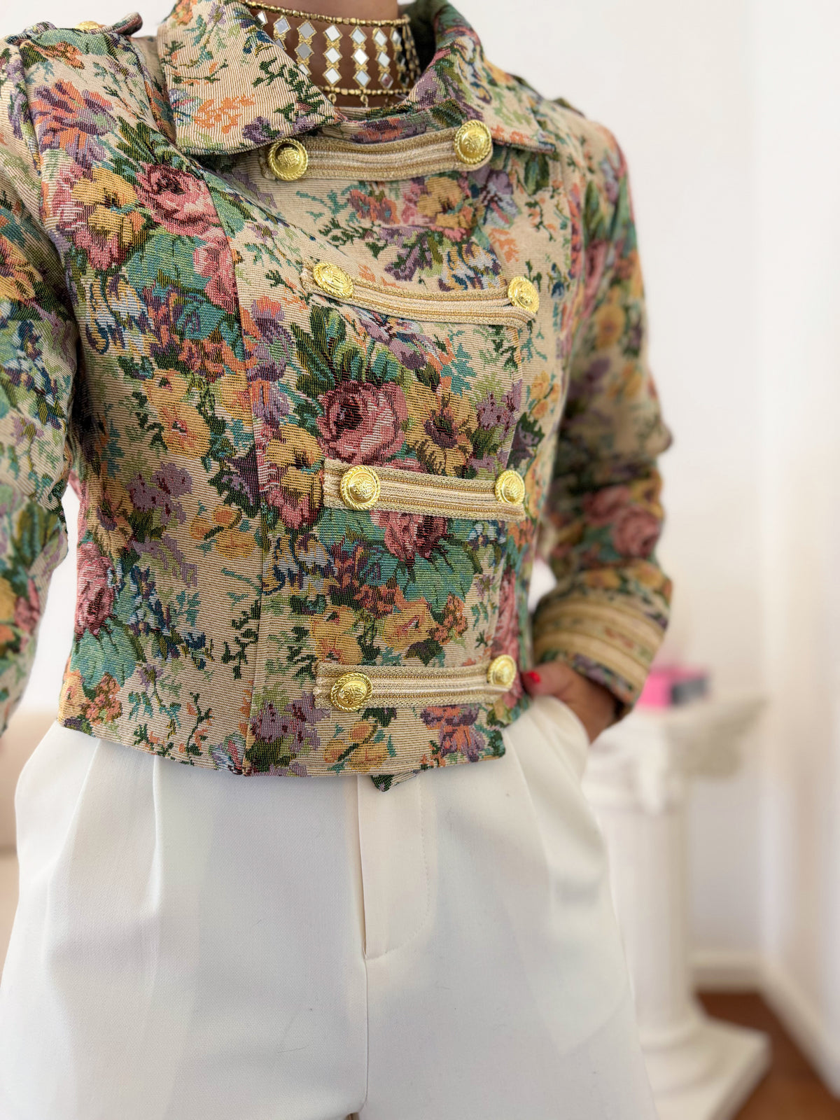 Casaco Floral Estilo Militar com Detalhes Dourados