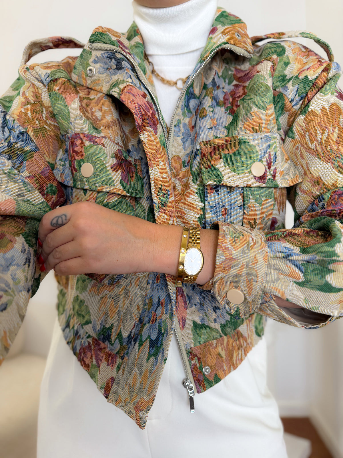 Casaco em jacquard floral com bolsos de pala