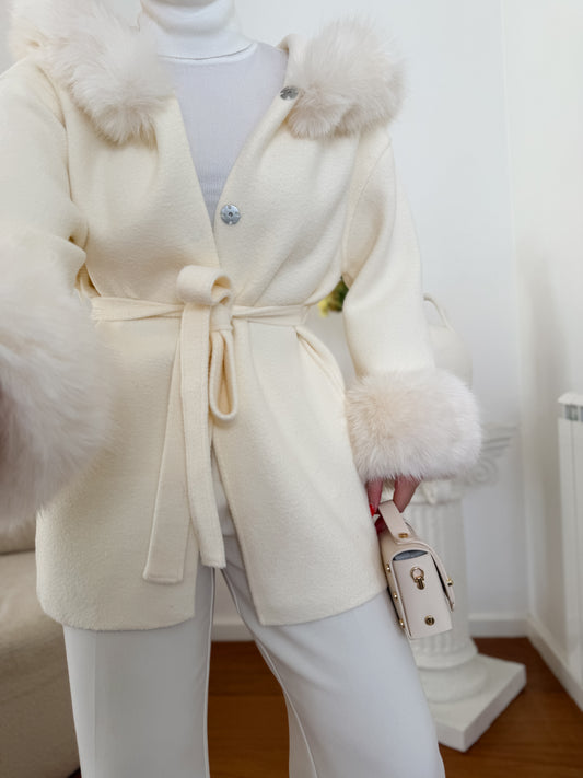 Manteau avec ceinture et col et poignets en fourrure amovibles