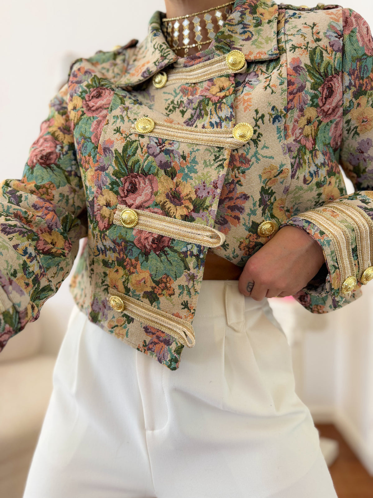 Casaco Floral Estilo Militar com Detalhes Dourados