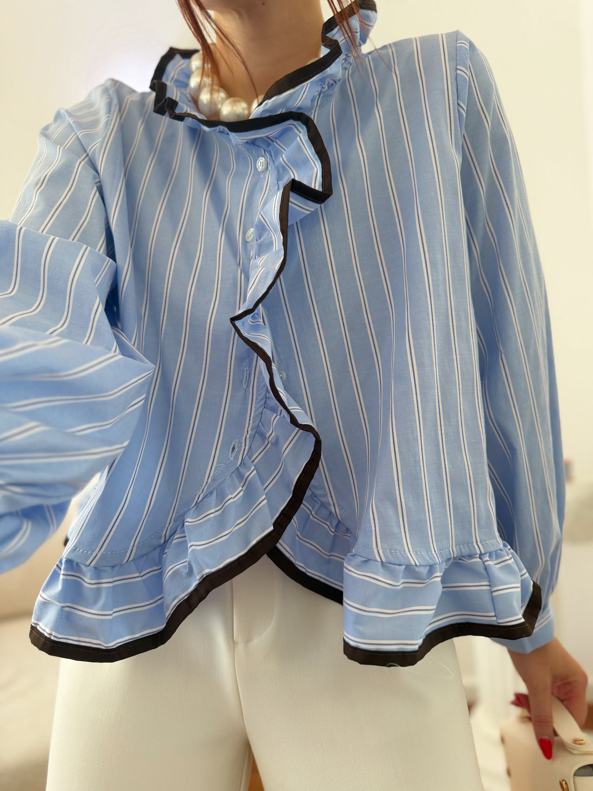 Camisa às riscas com folhos e acabamento em contraste