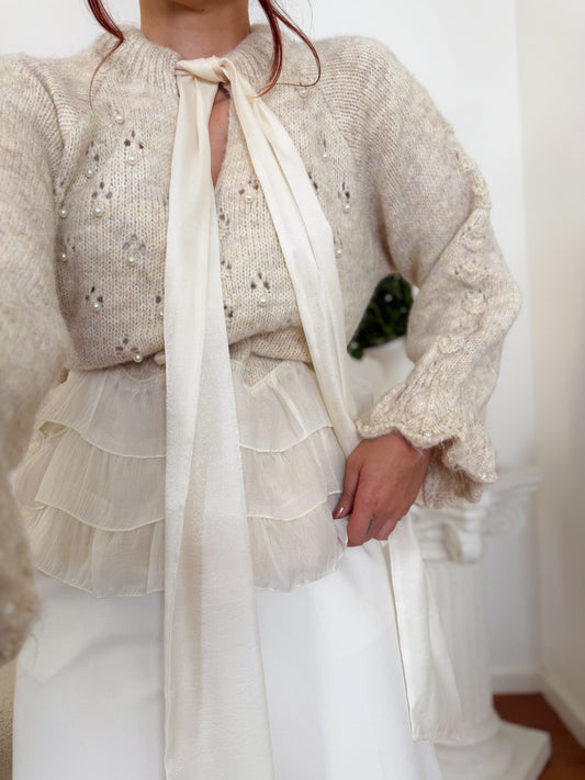 Pull en maille avec perles, nœud et volants