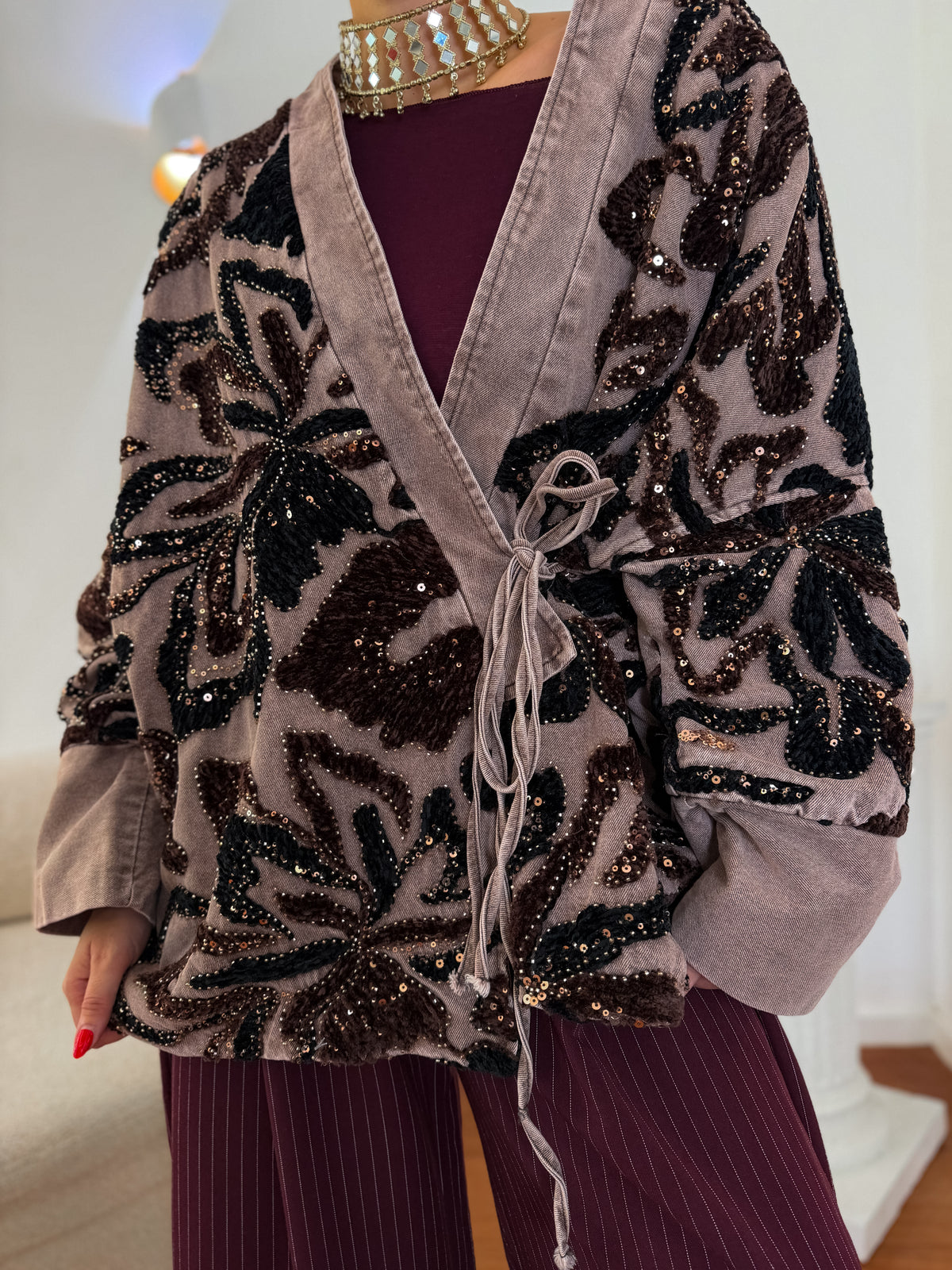Casaco Estilo Kimono com Flores em Relevo e Lantejoulas