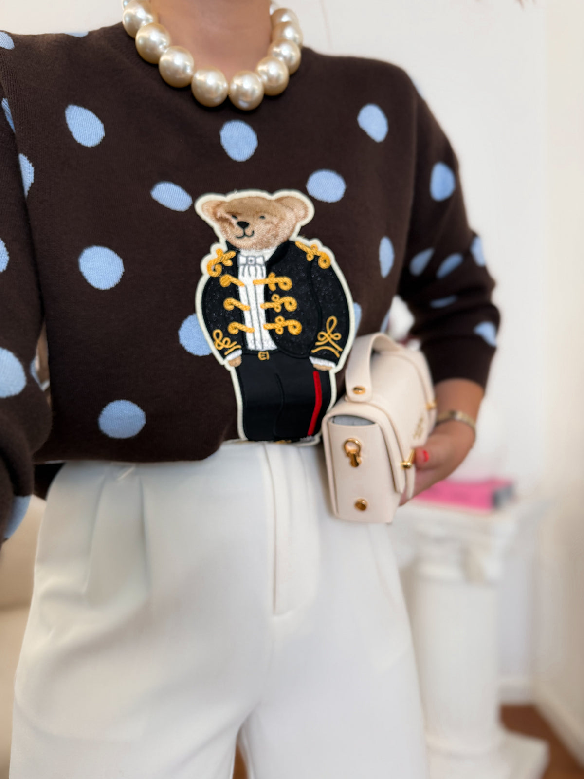 Camisola de malha às bolinhas com urso bordado