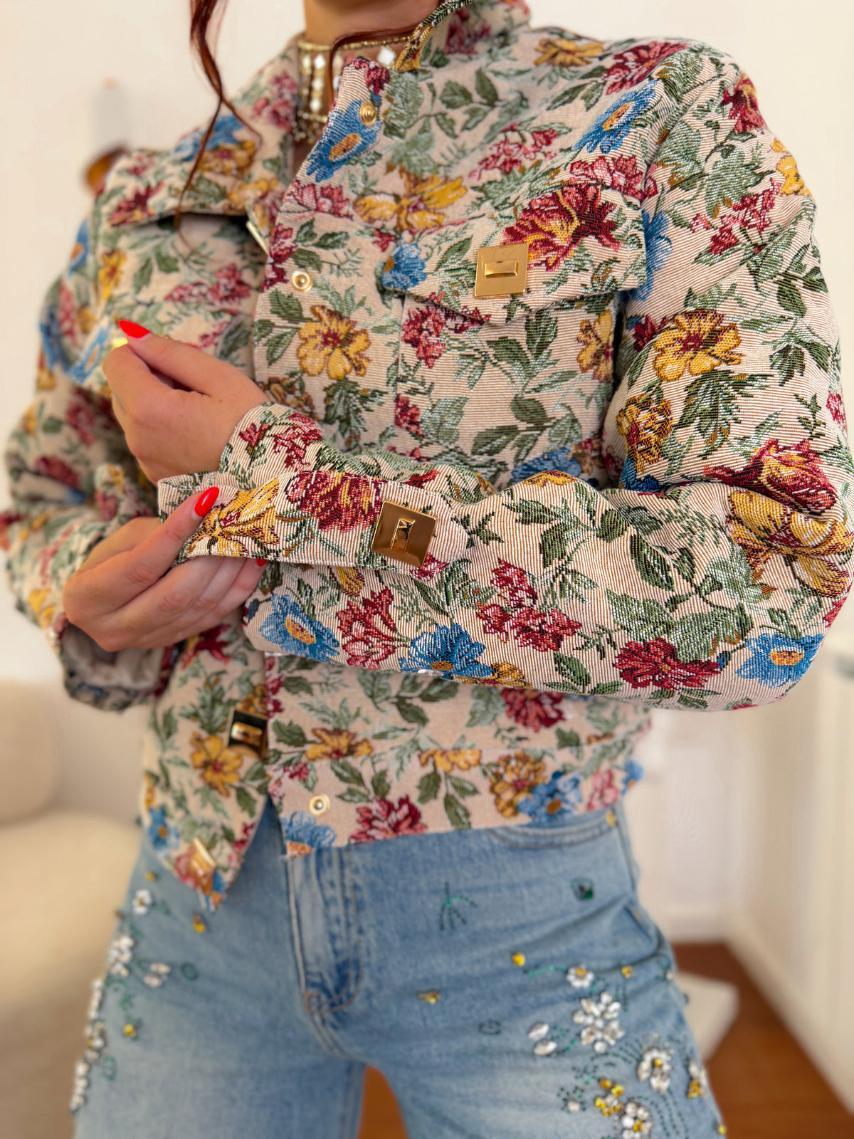 Casaco em jacquard floral com gola e punhos de pêlo removíveis