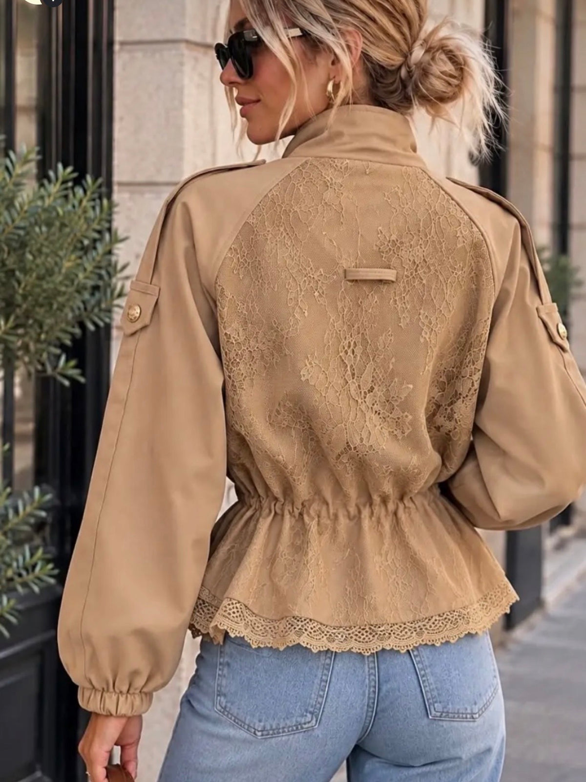Manteau affinant la taille avec dentelle
