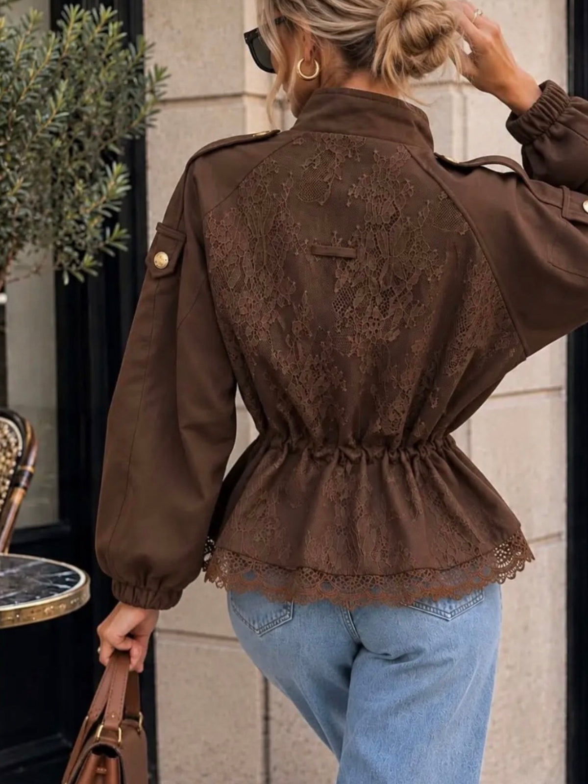 Manteau affinant la taille avec dentelle