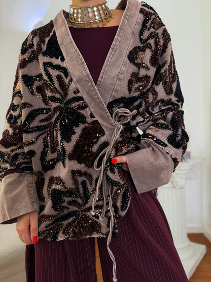 Casaco Estilo Kimono com Flores em Relevo e Lantejoulas