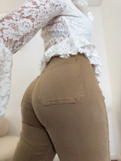 Jeans Modeladoras com Cinta Compressora e Botões Jóia
