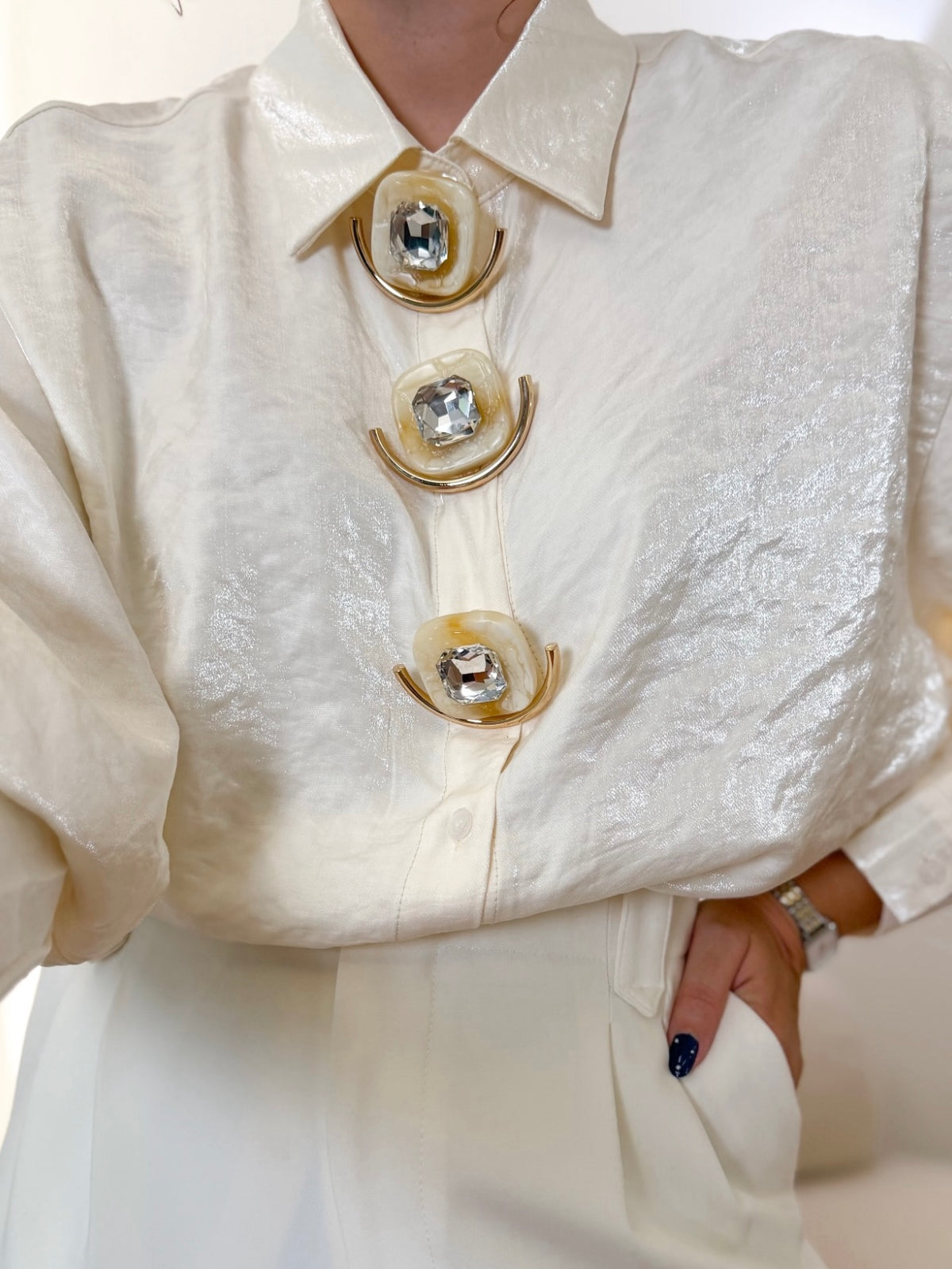 Blusa Marfim com alfinetes removíveis.