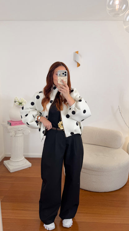 Bomber de Neopreno às Bolinhas com Bolsos