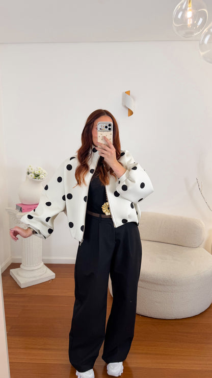 Bomber de Neopreno às Bolinhas com Bolsos