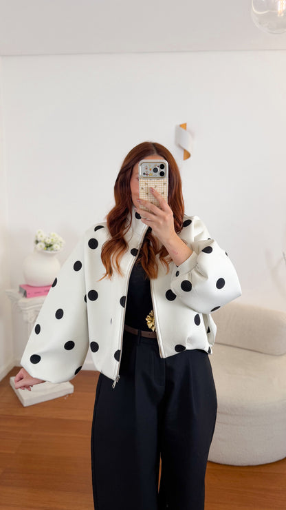 Bomber de Neopreno às Bolinhas com Bolsos